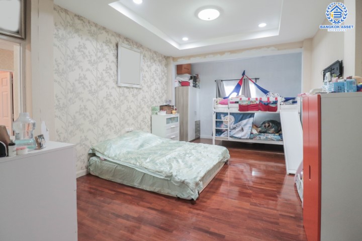 *****บ้านเดี่ยวมือสองนนทบุรี ทำเลโซนเมือง! แบรนด์ แสนสิริ* ม.บุราสิริ สนามบินน้ำ บ้านต่อเติมพร้อมอยู่ บนเนื้อที่ 112 ตร.ว. ฟังก์ชั่น 7 ห้องนอน 7 ห้องน้ำ 4 ที่จอด ภายในกว้างขวางเแบ่งเป็นสัดส่วน แถมฟรี !! เครื่องปรับอากาศ 10 เครื่อง, เครื่องทำน้ำอุ่น 5 เครื่อง บิ้วท์อินท์จัดเต็มทั้งหลัง! บนสุดยอดทำเลทอง ใกล้เซ็นทรัลรัตนาธิเบศร์ และ MRT สายสีม่วง "สถานีแยกนนทบุรี1"